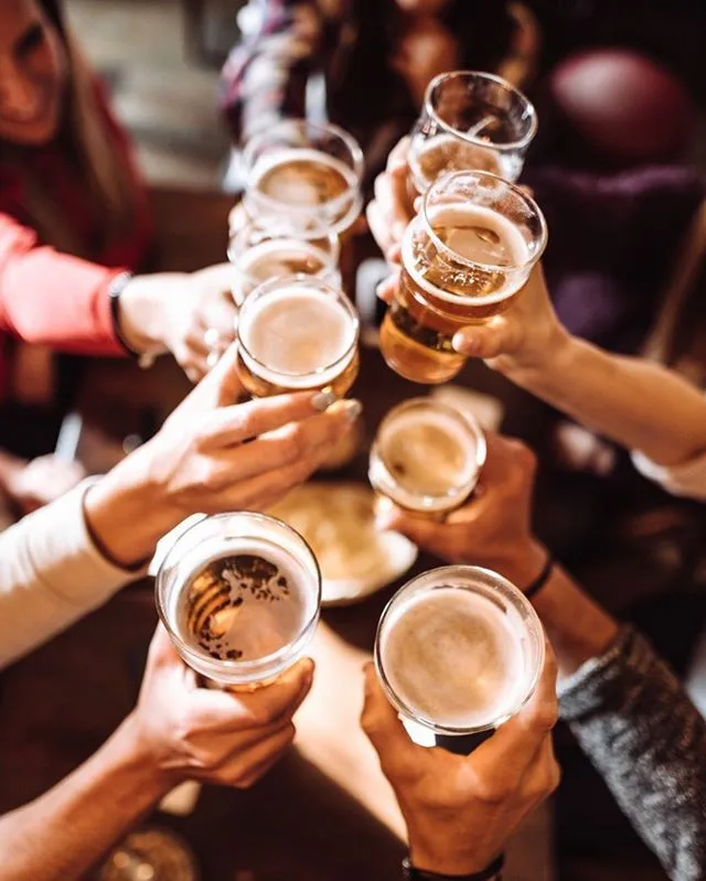 Chopes de bière levées pour trinquer