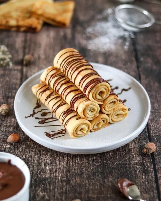 Crêpes roulées nappées de chocolat
