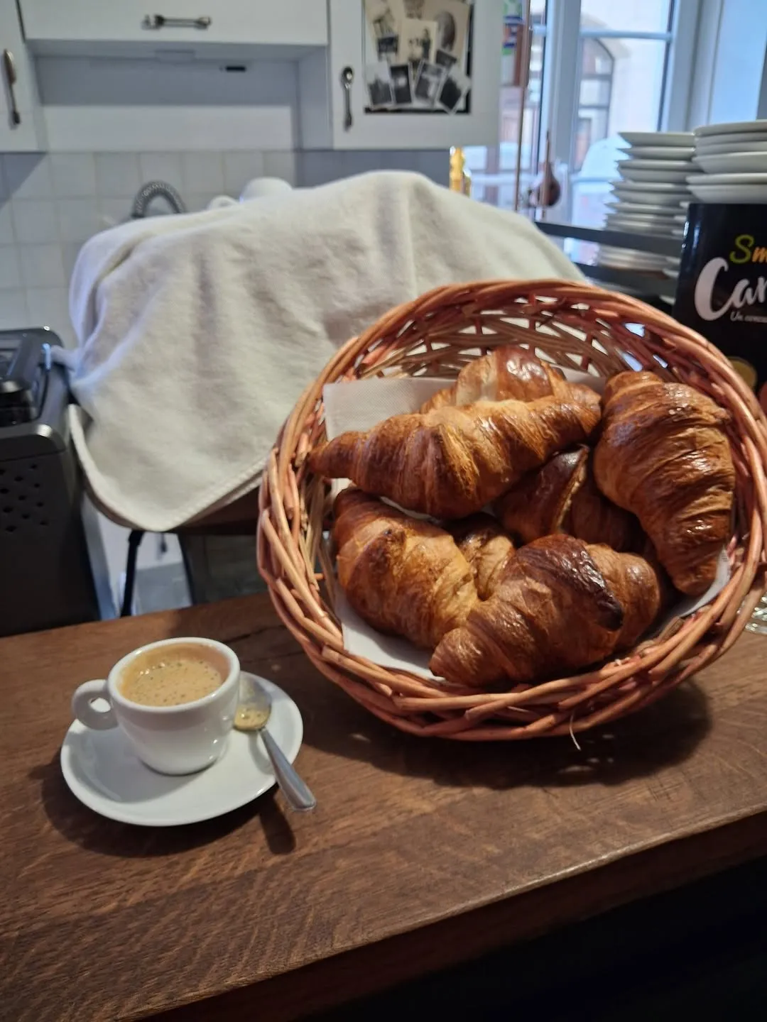 Croissants et café au comptoir
