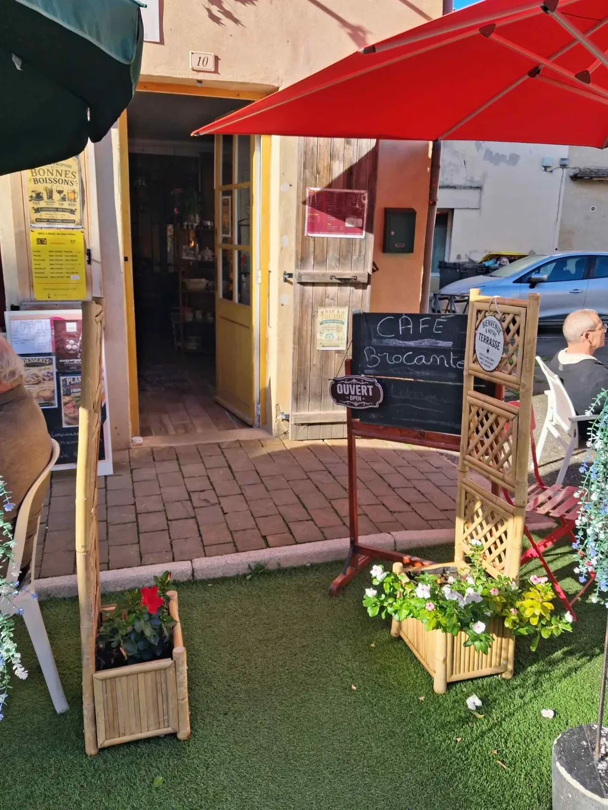 L'entrée du salon et sa terrasse