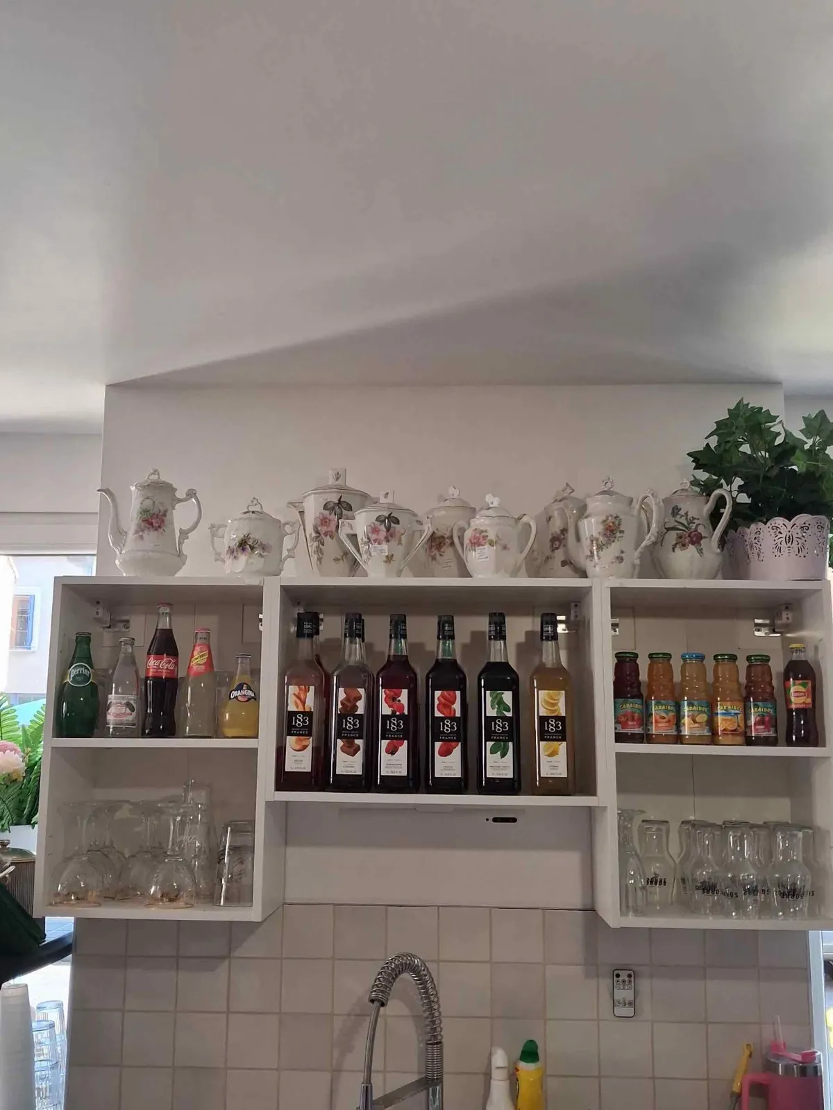 Sirops, sodas et théières sur l'étagère du bar