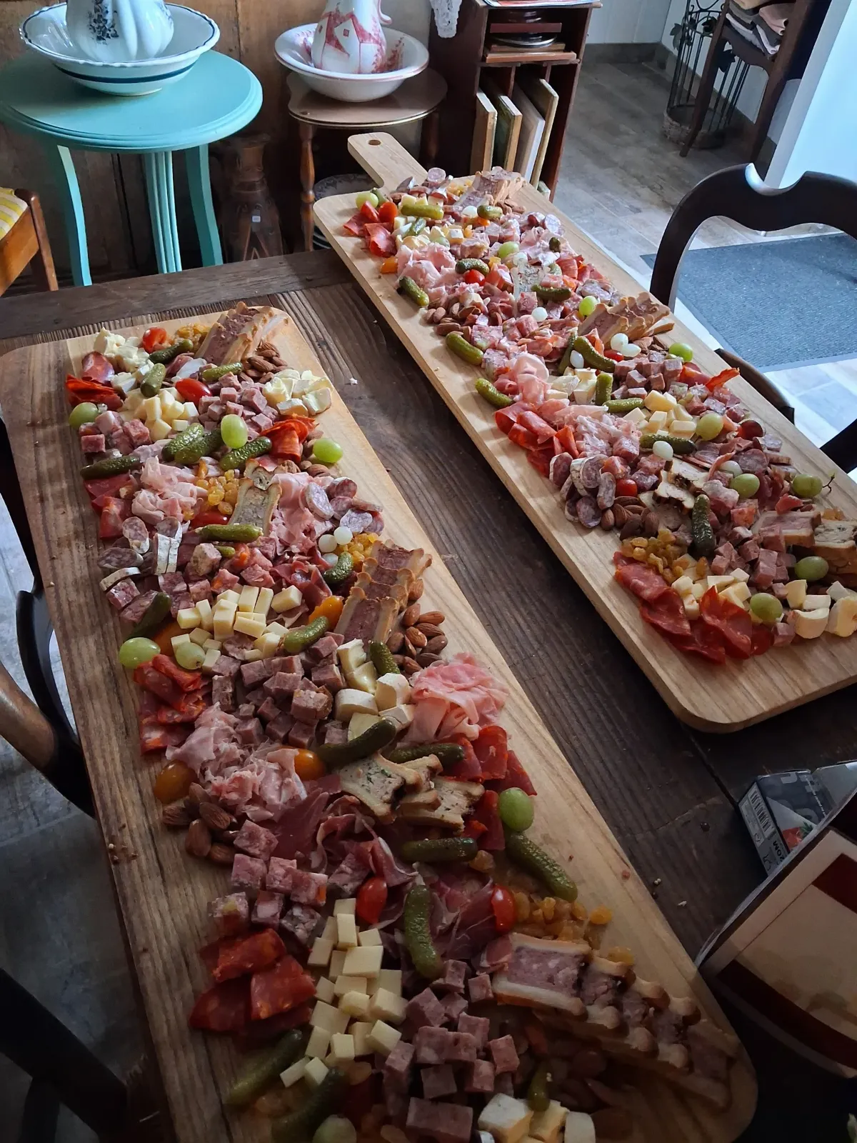 Deux grandes planches charcuterie-fromage