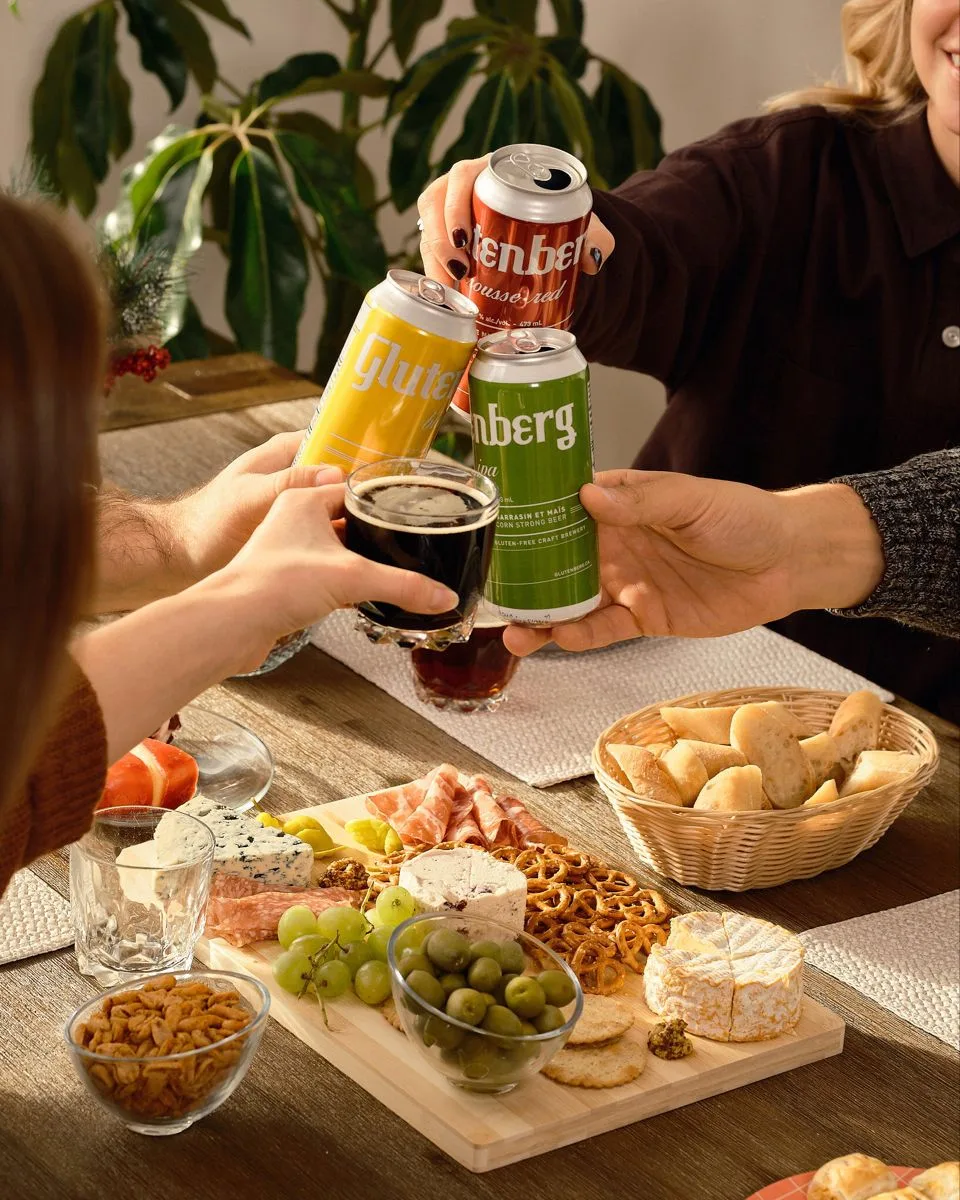 Amis qui trinquent au-dessus d'une planche apéro