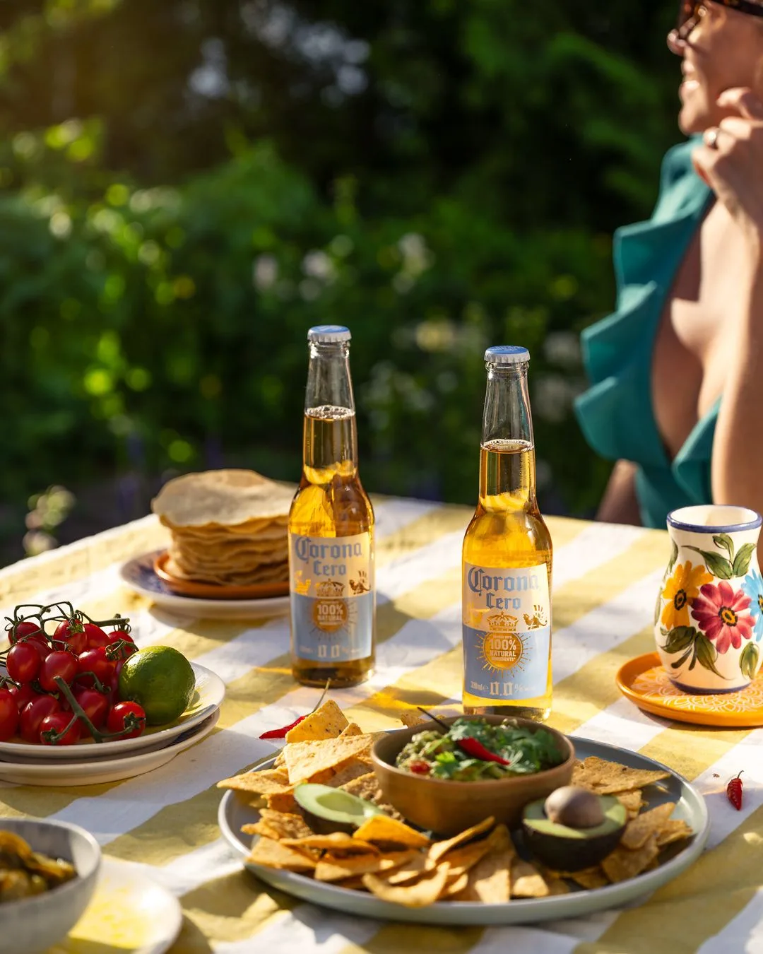 Apéritif au jardin, bières fraîches et guacamole