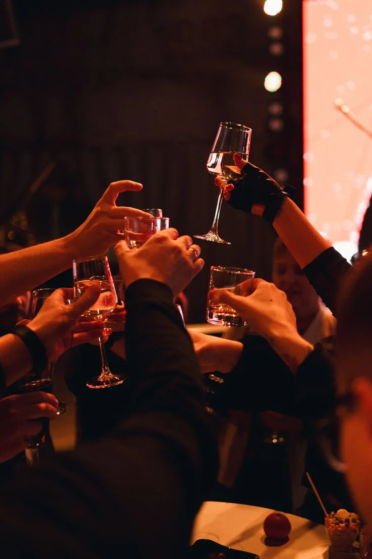 Verres levés pendant une soirée