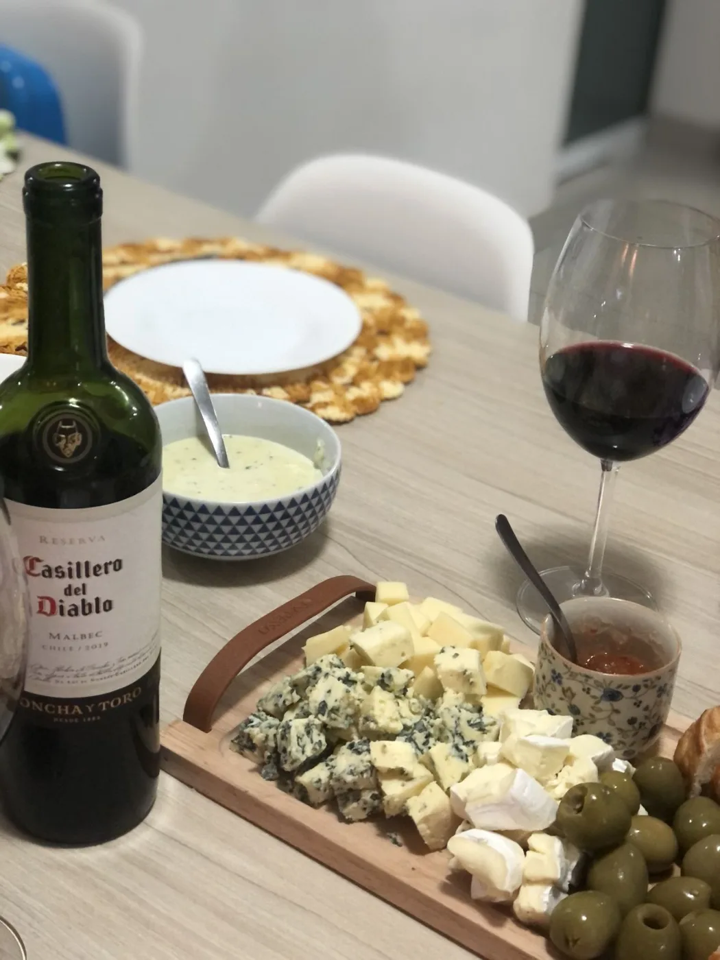 Fromages, olives et verre de vin rouge